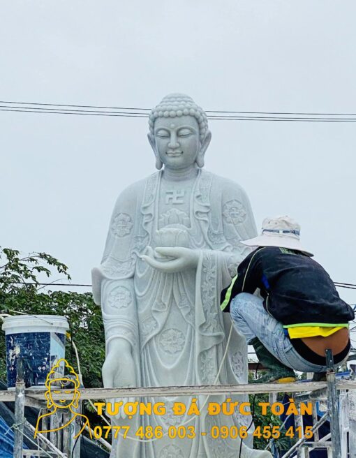 Một người đang thực hiện tượng Phật A Di Đà đá Non Nước.