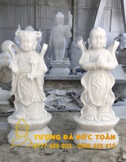 Hai tượng Phật Bán tượng Thiện Tài Đồng Tử đá cẩm thạch nguyên khối trong một nhà máy.