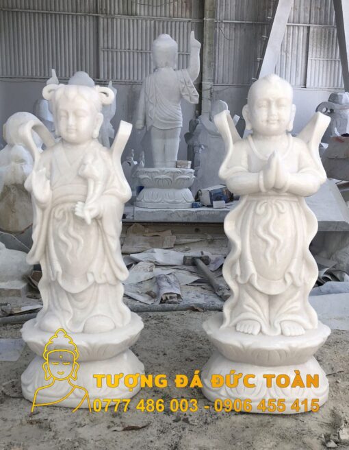 Hai tượng Phật Bán tượng Thiện Tài Đồng Tử đá cẩm thạch nguyên khối trong một nhà máy.