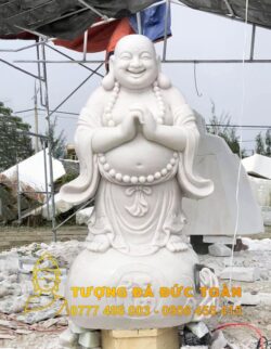 Tượng Phật Di Lặc Chúc Phúc Đứng đá thạch trắng ngồi trên công trường.