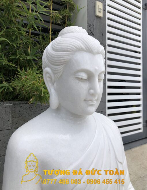 Tượng Phật Thích Ca Mâu Ni ngồi đá đẹp Đà Nẵng màu trắng trước một ngôi nhà ở Đà Nẵng.