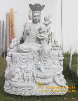 Tượng Tượng Địa Sư Vương Bồ Tát Độ Thái Nhi đá đẹp Đà Nẵng trong vườn hoa.