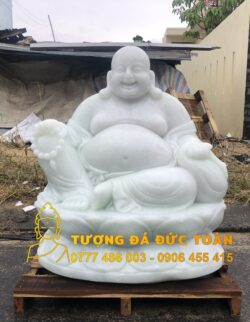 Tượng Phật Di Lặc ngồi đài sen đá thạch trắng ngồi trên đệm.