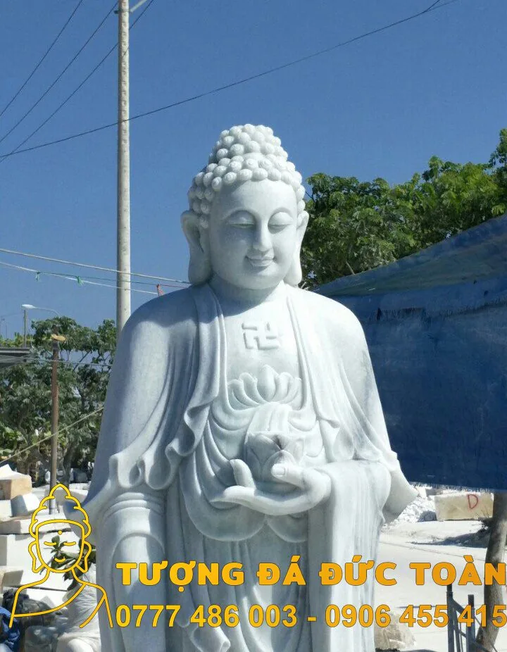 Tượng Tượng A Di Đà đẹp Đà Nẵng tuyệt đẹp trước một tòa nhà ở Đà Nẵng.