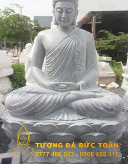 Tượng Phật Thích Ca Mâu Ni đá đẹp Đà Nẵng ngồi giữa sân.
