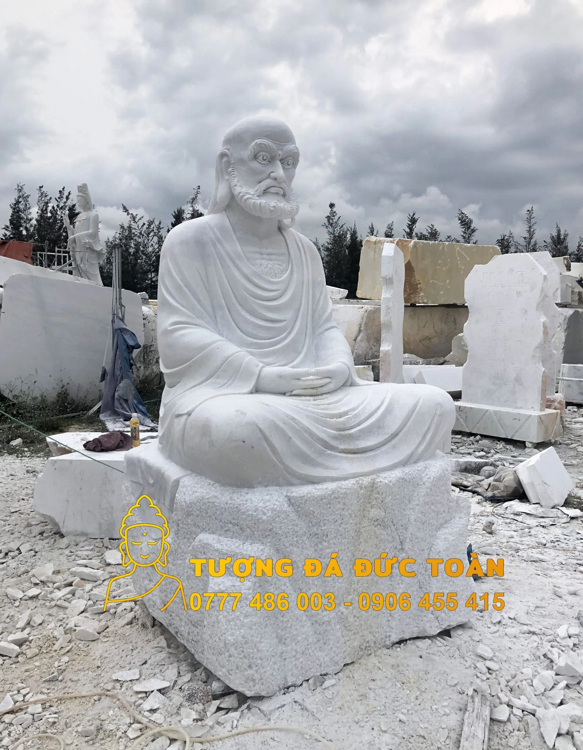 Tượng Đạt Ma Tổ Sư đá đẹp hàng đầu Đà Nẵng màu trắng ngồi trên đống đổ nát.