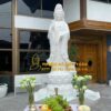 Tượng Phật Quan Âm đá đẹp Non Nước trước một tòa nhà.