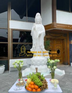 Tượng Phật Quan Âm đá đẹp Non Nước trước một tòa nhà.