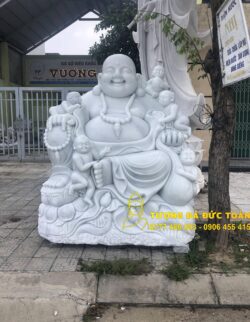 Bán Tượng Phật Di Lặc đá cẩm thạch màu trắng ngồi trên vỉa hè.