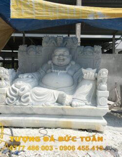 Tượng Phật Di Lặc ngồi Rồng ngồi trên ngai.
