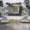 Cặp tượng Bán Tượng Cá Chép phun nước Đá Cẩm Thạch trước một tòa nhà.