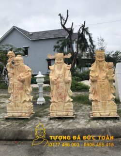 Ba tượng hoàng đế Trung Hoa trước nhà được chế tác từ Bộ Tam Đa Phước Lộc Thọ đá cẩm thạch vàng nguyên khối, tượng trưng cho Bộ Tam Đa.