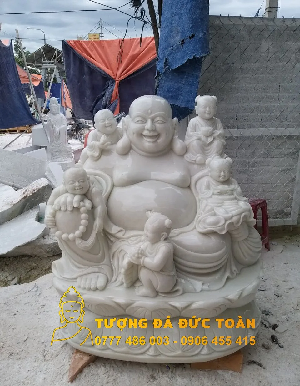 Tượng phật di lặc ngũ phúc ngồi – Mẫu mới màu trắng có trẻ em trên đó.