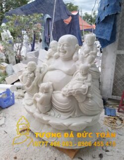 Tượng Phật di lặc ngũ phúc ngồi – Mẫu mới màu trắng, trên có tượng các trẻ em.