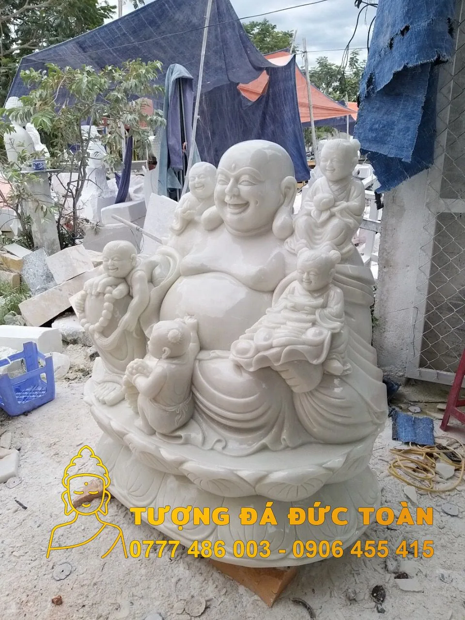 Tượng Phật di lặc ngũ phúc ngồi – Mẫu mới màu trắng, trên có tượng các trẻ em.
