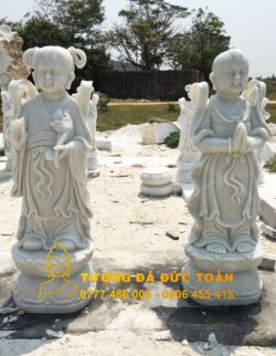 Hai tượng đá đẹp Thiện Tài Đồng Tử màu trắng của đức Phật ngồi dưới đất.