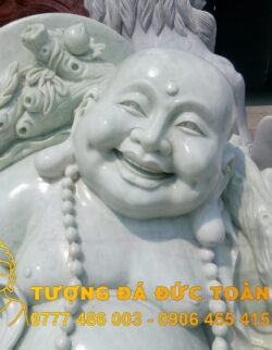 Phật Di Lặc kéo bao tiền đá thạch thạch màu trắng với nụ cười trên môi.