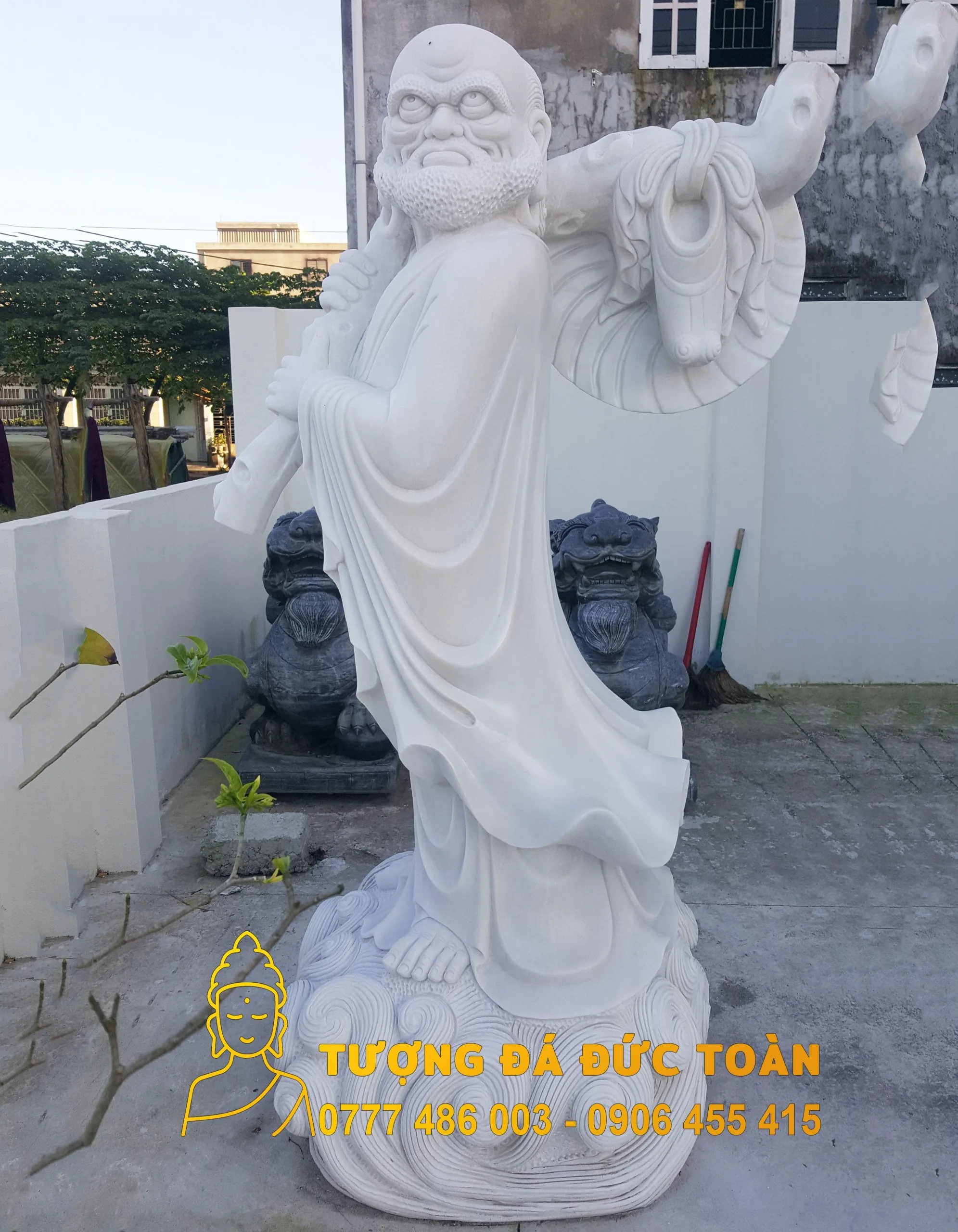 Tượng Tổ Sư Đạt Ma bằng đá đep Đà Nẵng màu trắng.