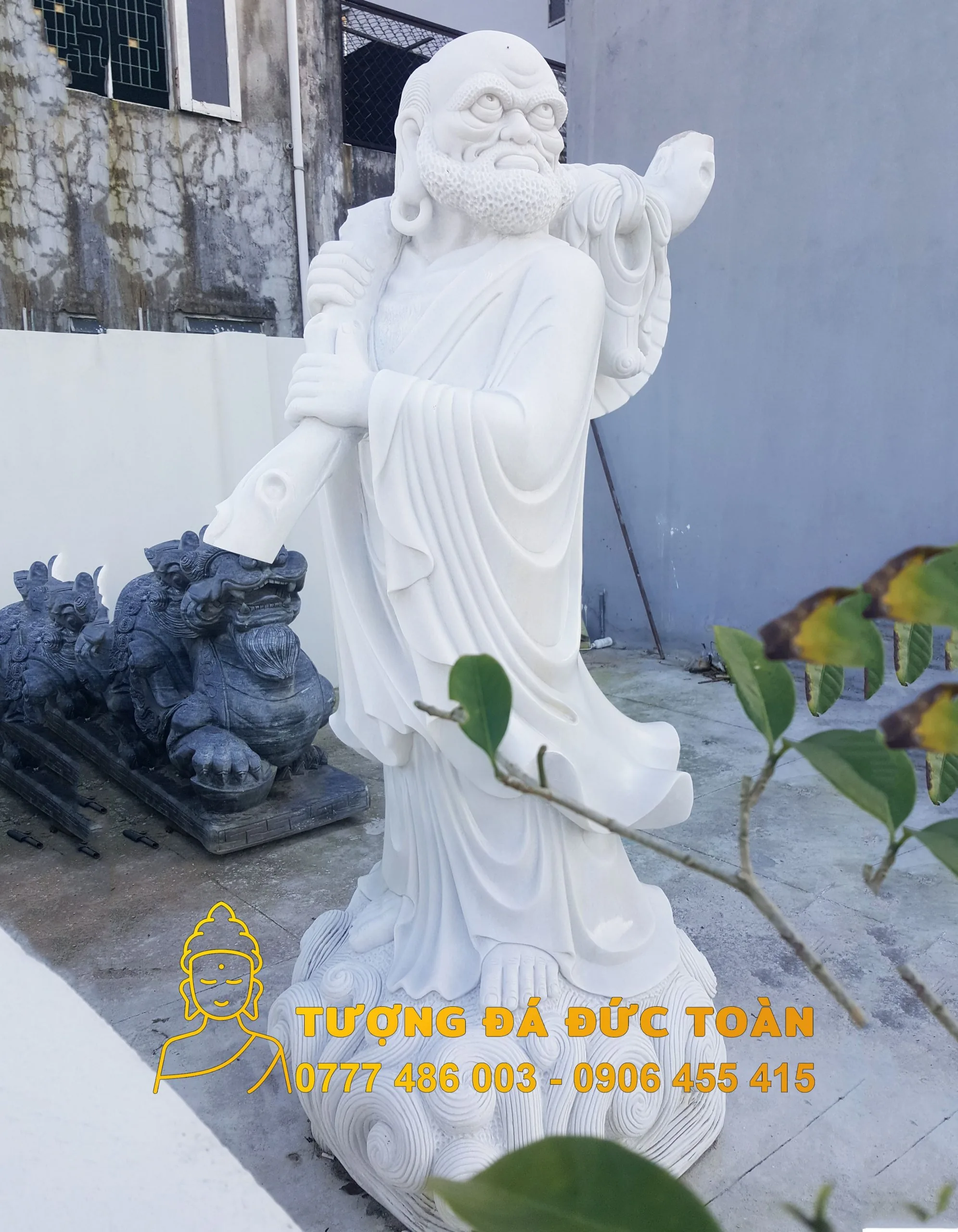 Tượng Tổ Sư Đạt Ma màu trắng chế tác từ đá đẹp.
