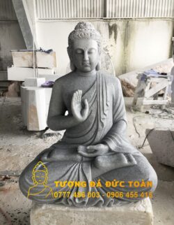 Tượng Phật Thích Ca Mâu Ni đá cẩm thạch xám trong một nhà máy.