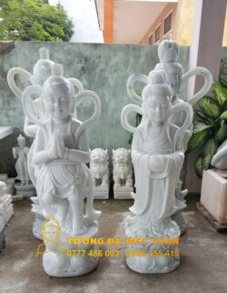 Bốn bức tượng Tượng Thiện Tài Đồng Tử đá đẹp màu trắng trong vườn.