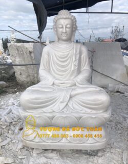 Tượng Phật Thích Ca Mâu Ni ngồi đá cẩm thạch trắng ngồi trên đống gạch vụn.