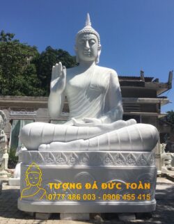Mẫu Phật Thích Ca Mâu Ni Thái bằng tượng đá tự nhiên Đà trước một tòa nhà.