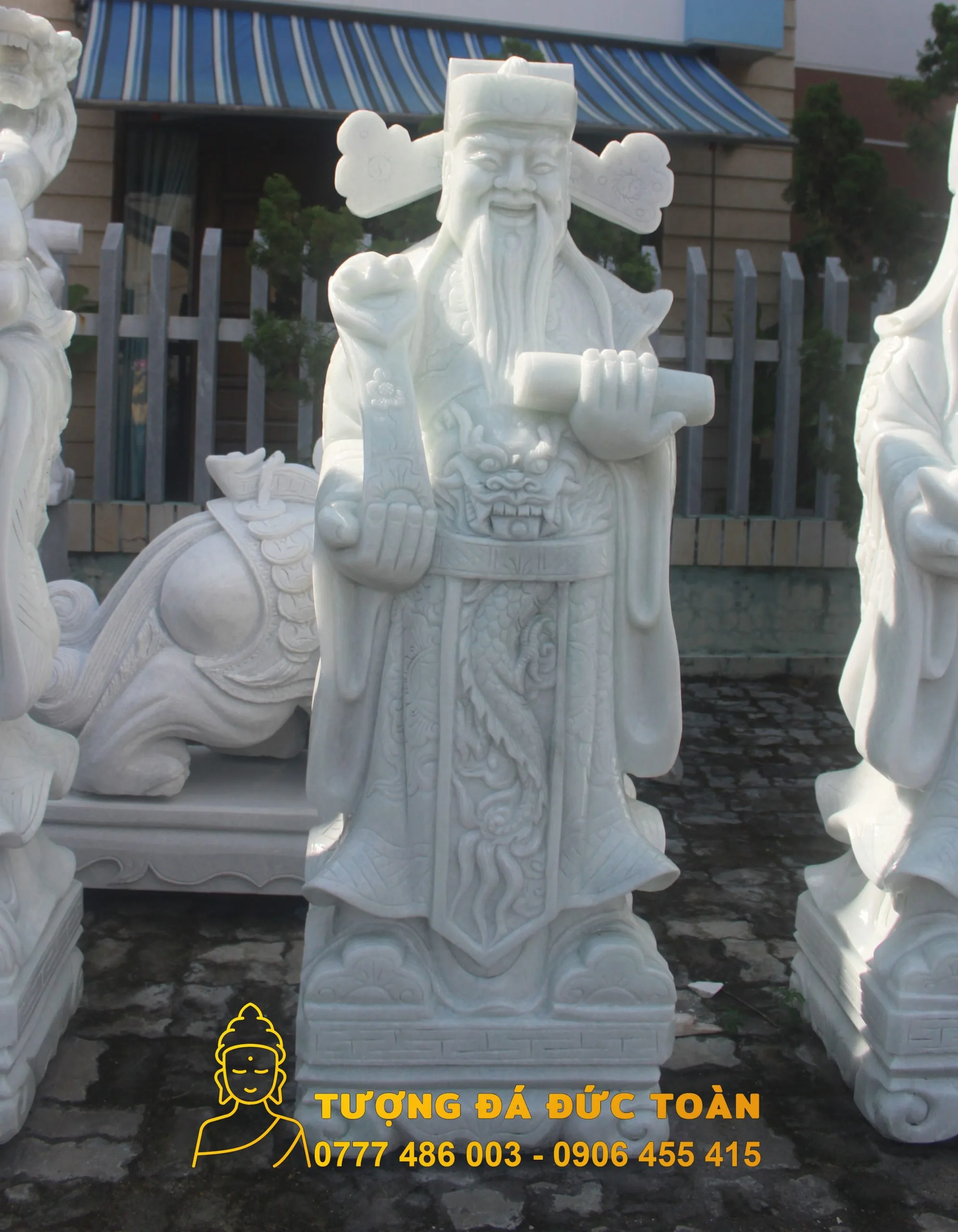 Ba tượng Phật Tam Đa Phước Thọ đá cẩm thạch đẹp nhất Đà Nẵng màu trắng của một vị hoàng đế Trung Hoa ở Đà Nẵng.