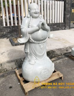 Điêu khắc Phật Di Lặc chúc phúc trên nền đá cẩm thạch trắng