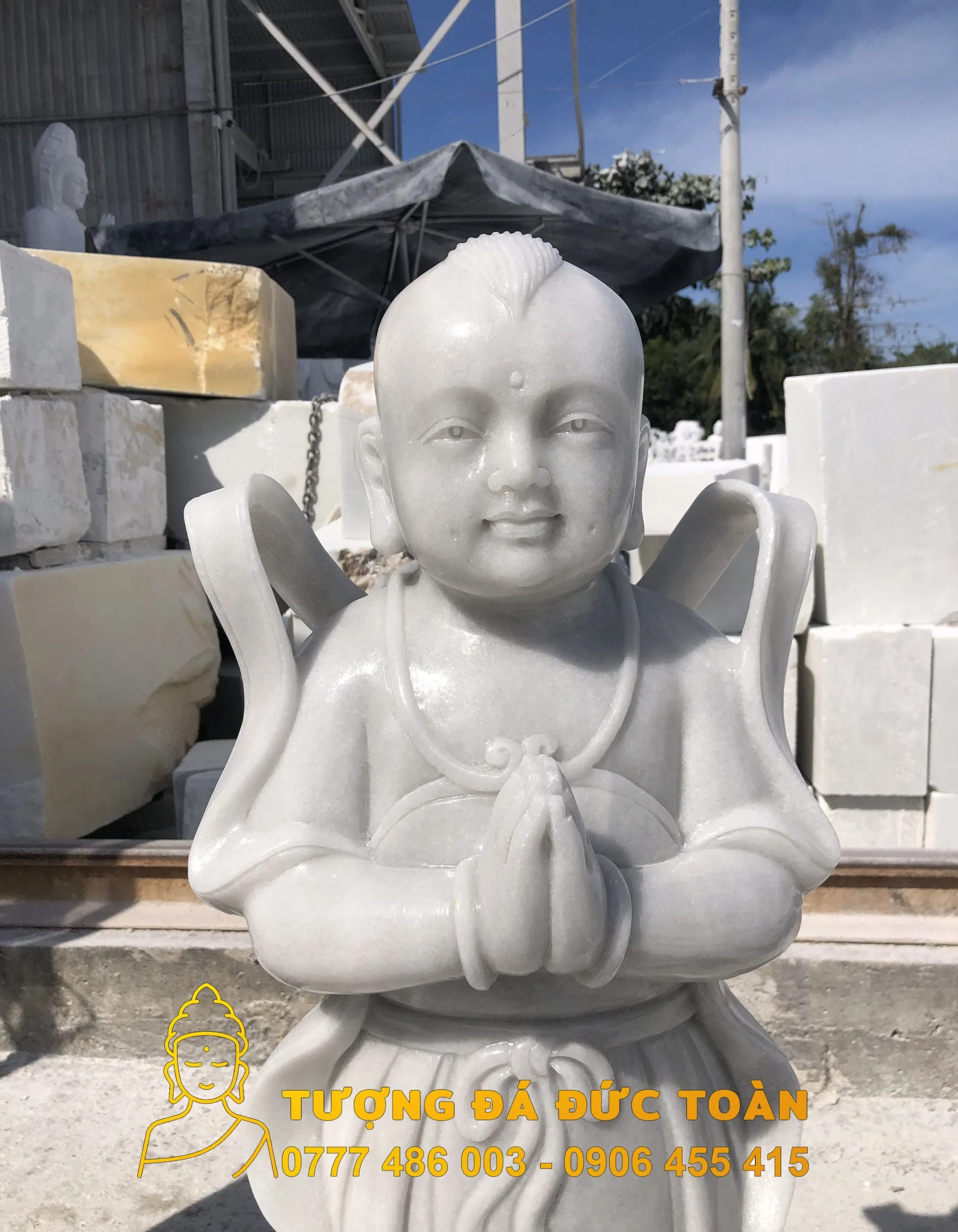 Tượng phật trắng ngồi trên đống khối được chế tác từ Tượng đá tự nhiên Thiện Tài Đồng Tử.