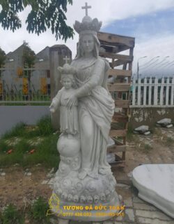 Tượng Đức Mẹ Hằng Cứu Giúp đá Non Nước Đà Nẵng bế một đứa trẻ làm từ đá Non Nước.