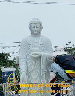 Tượng Phật A Di Đà đá Non Nước ngồi trên giàn giáo bằng đá Non Nước.