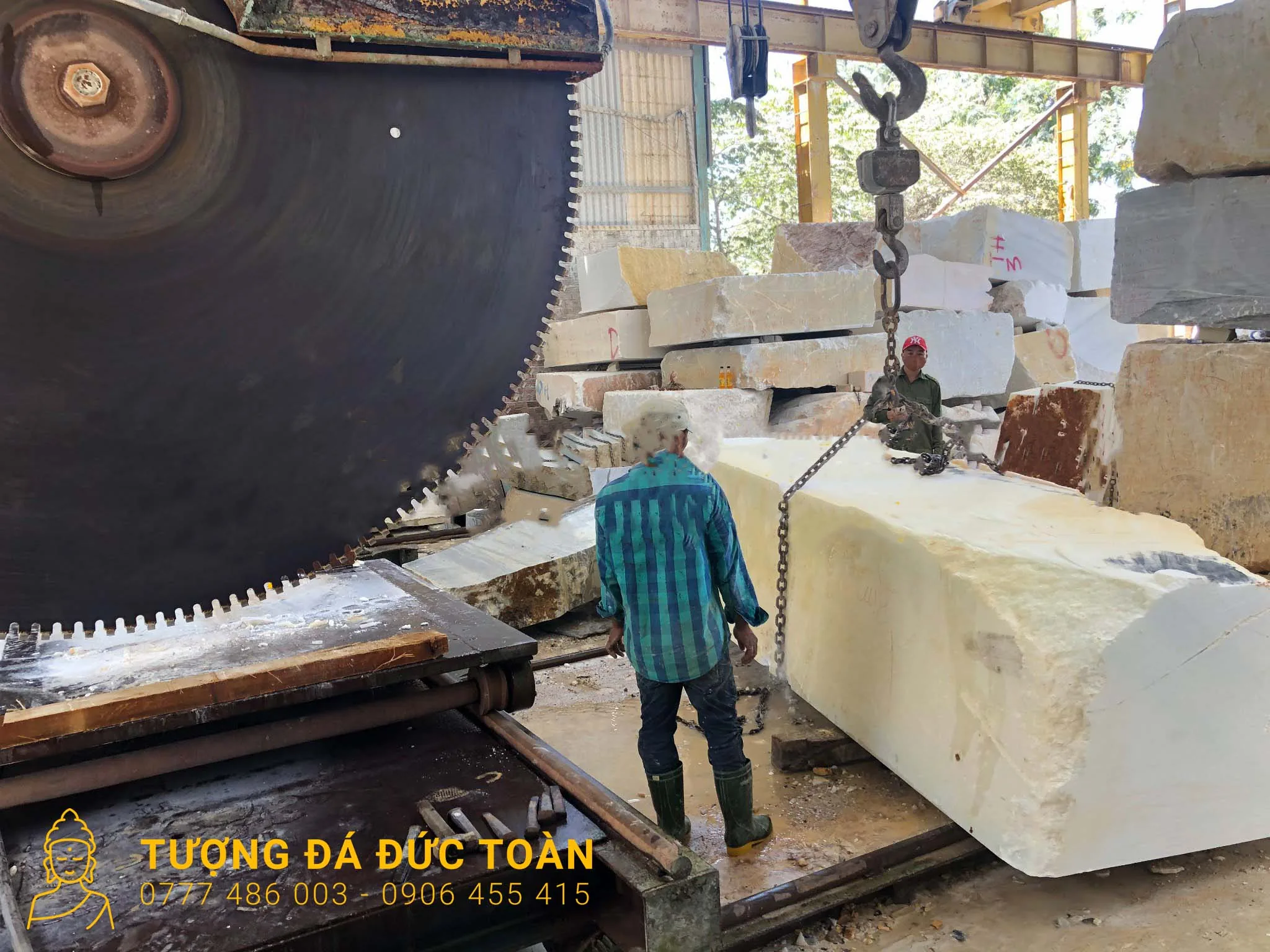Hình ảnh Đá Cẩm Thạch Nguyên Khối tại Tượng Đá Đức Toàn
