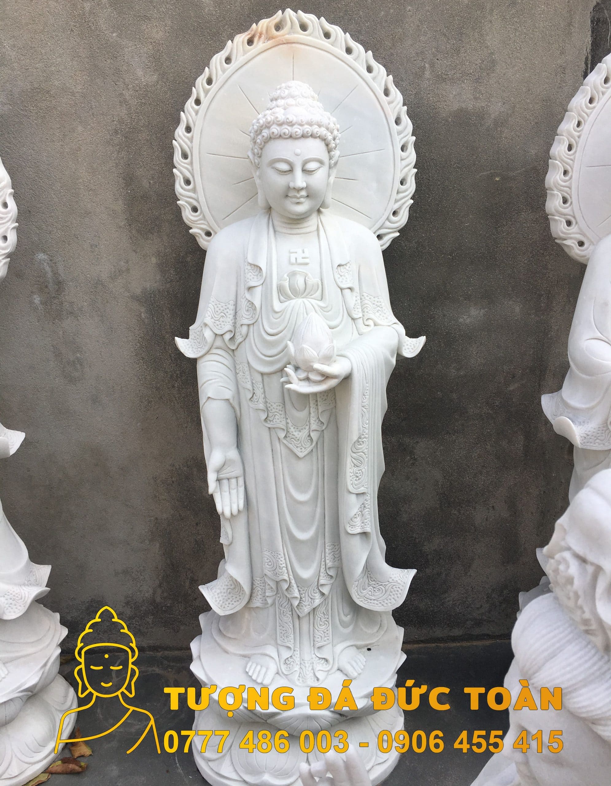 Tượng Phật A Di Đà với vầng hào quang phát sáng