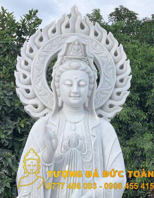 Tượng Phật Quan Âm với vòng hào quang 