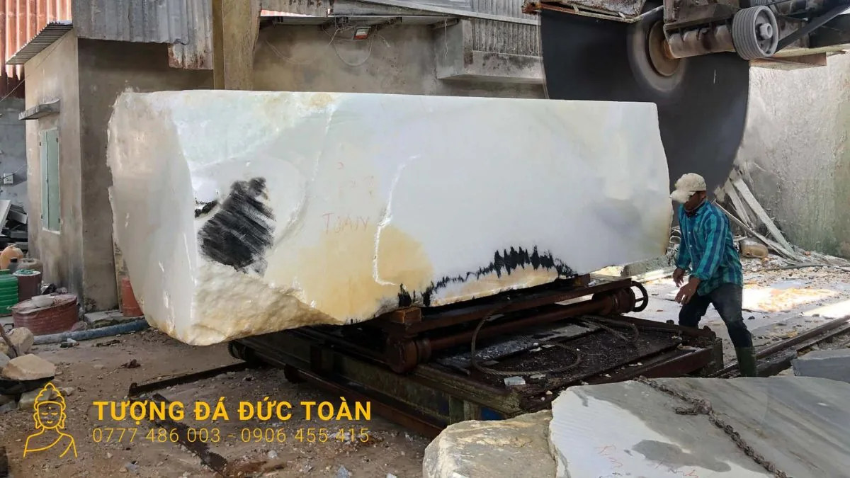 Nguồn liệu làm ra tượng rắn phong thủy hoàn toàn từ đá tự nhiên nguyên khối