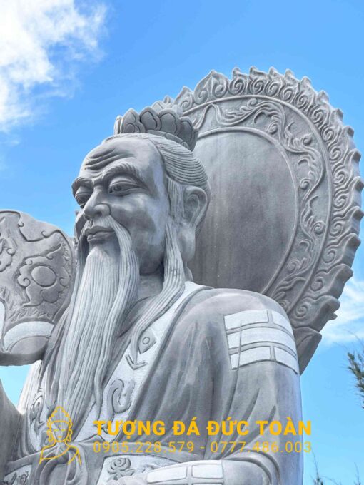 A TƯỢNG THÁI THƯỢNG CẢM ỨNG THIÊN ĐÁ CẨM THẠCH XÁM của một người đàn ông Trung Quốc có râu.
