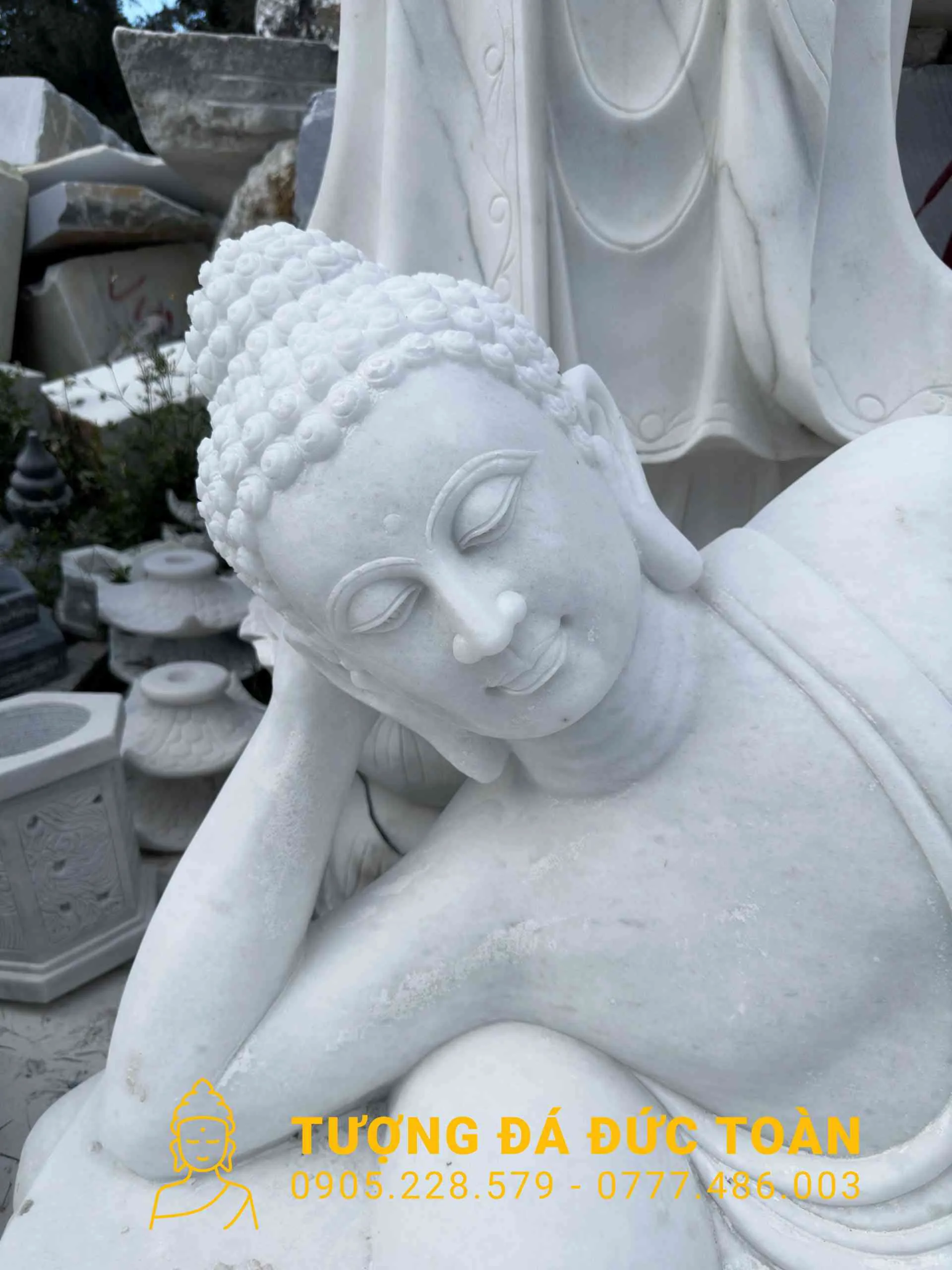 Một TƯỢNG PHẬT NHẬP NIẾT BÀN ĐÁ ĐẸP nằm xuống.