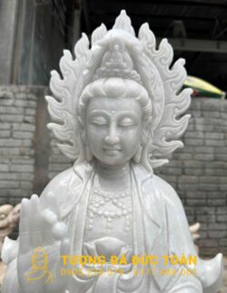 Một TƯỢNG QUAN ÂM BỒ TÁT ĐÁ CẨM THẠCH TRẮNG TỰ NHIÊN màu trắng của một vị Phật.