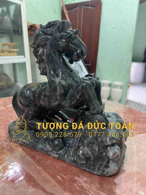 Tượng ngựa đặt trên bàn đá cẩm thạch.