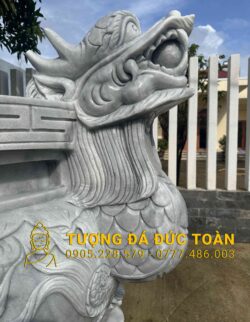 Một TƯỢNG KỲ LÂN ĐẾ CHẠM TỨ LINH ĐÁ CẨM THẠCH XÁM màu trắng trên hàng rào.