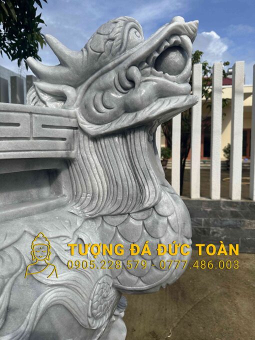 Một TƯỢNG KỲ LÂN ĐẾ CHẠM TỨ LINH ĐÁ CẨM THẠCH XÁM màu trắng trên hàng rào.