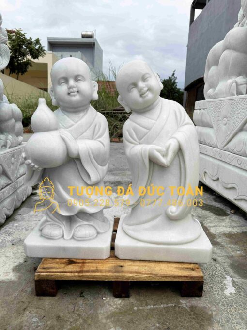 Hai bức tượng trắng của các nhà sư Phật giáo.