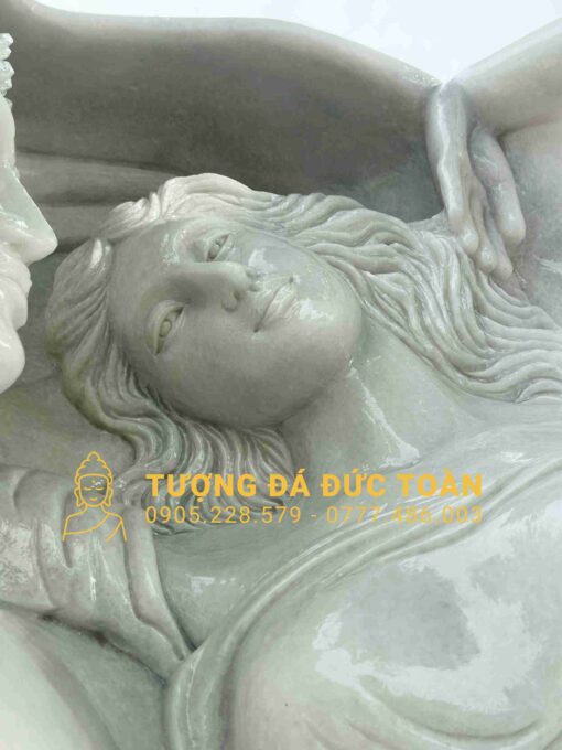Bức tượng một người phụ nữ và một người đàn ông nằm chồng lên nhau.