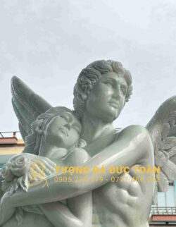 Tượng thiên thần đang ôm một người phụ nữ.