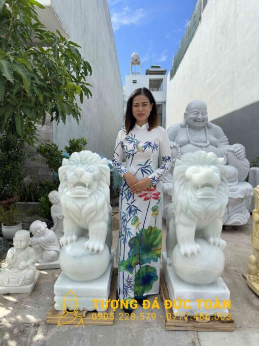 Người phụ nữ đứng cạnh tượng sư tử.