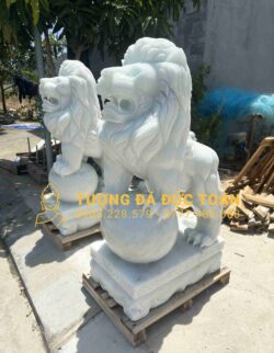 Hai bức tượng sư tử bằng đá cẩm thạch trắng trên pallet.