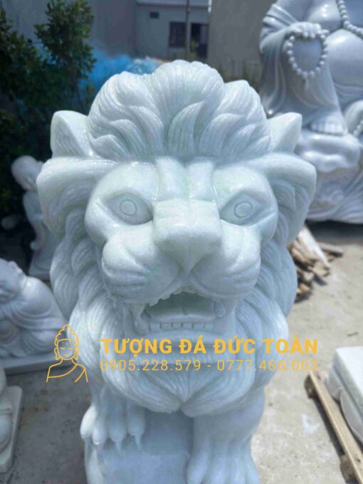 Một bức tượng sư tử bằng đá cẩm thạch trắng được trưng bày.