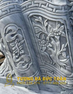 A BỨC BÌNH PHONG BẰNG ĐÁ CẨM THẠCH XÁM NGUYÊN KHỐI Tượng cuốn sách có hoa.