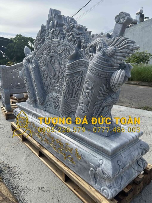 A BỨC BÌNH PHONG BẰNG ĐÁ CẨM THẠCH XÁM NGUYÊN KHỐI trên pallet trước một tòa nhà.